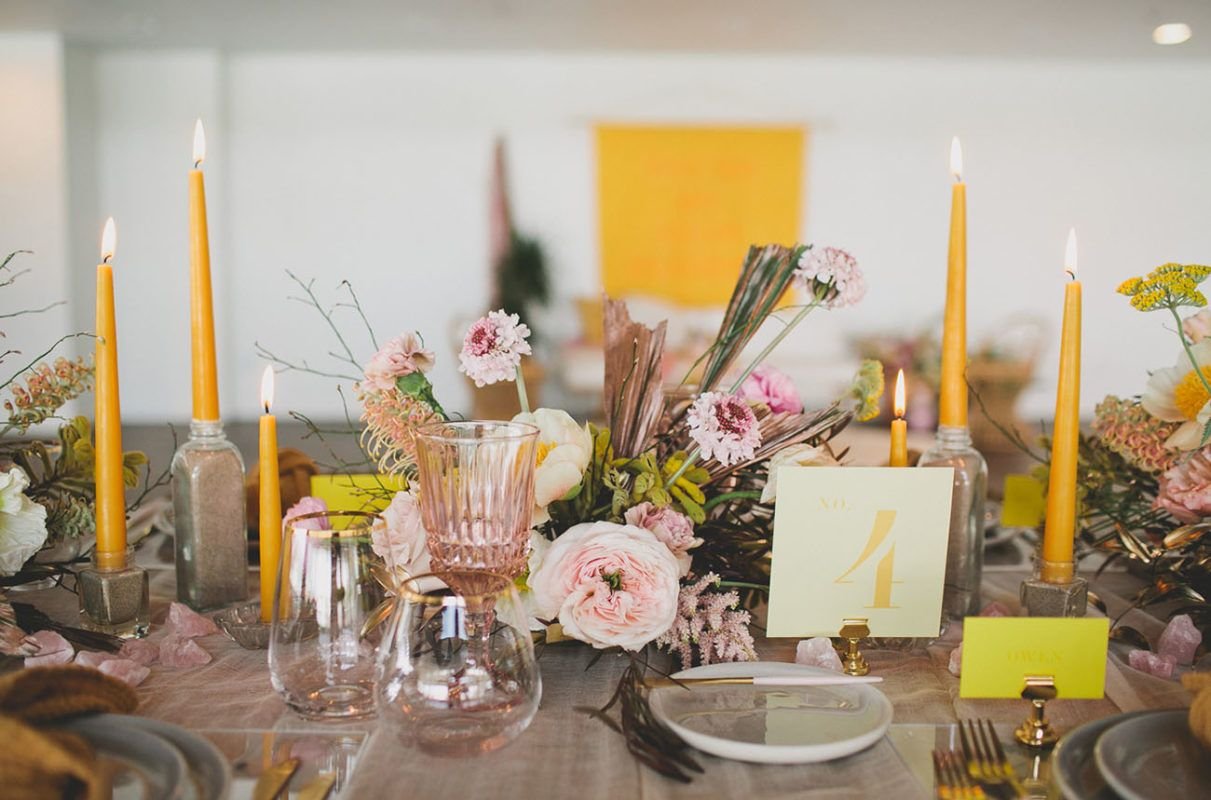 Banquete con amarillo, ramas, motivos orgánicos y mucha calidez.