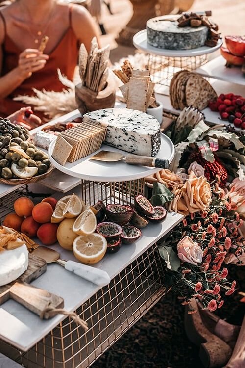 Mesa de abundancia, para degustar quesos, carnes frías, frutos secos, panes, y más,